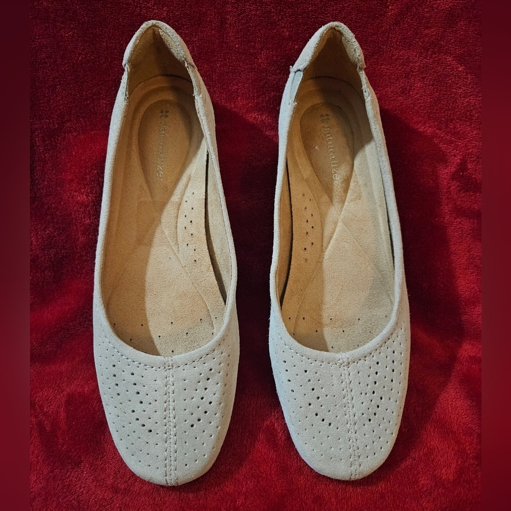 Naturalizer Women's Yadira Cream/Beige Suede Leather Flats - Size 9.5M